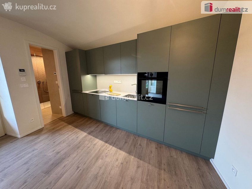 Pronájem bytu 1+kk 34 m^2 Boleslavova, Praha 4 