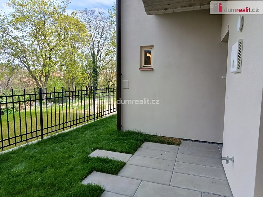Pronájem bytu 1+kk 34 m^2 Boleslavova, Praha 4 