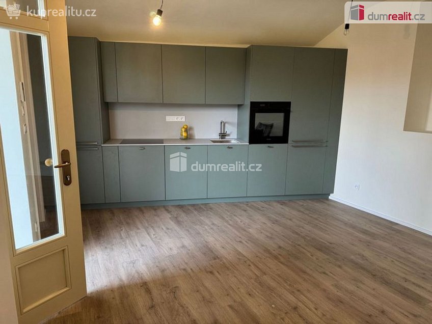 Pronájem bytu 1+kk 34 m^2 Boleslavova, Praha 4 