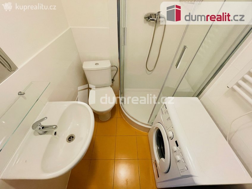 Pronájem bytu 1+kk 28 m^2 Na Skalce, Praha 5 