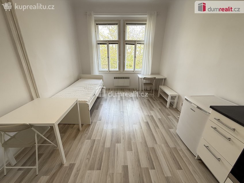 Pronájem bytu 1+kk 28 m^2 Na Skalce, Praha 5 