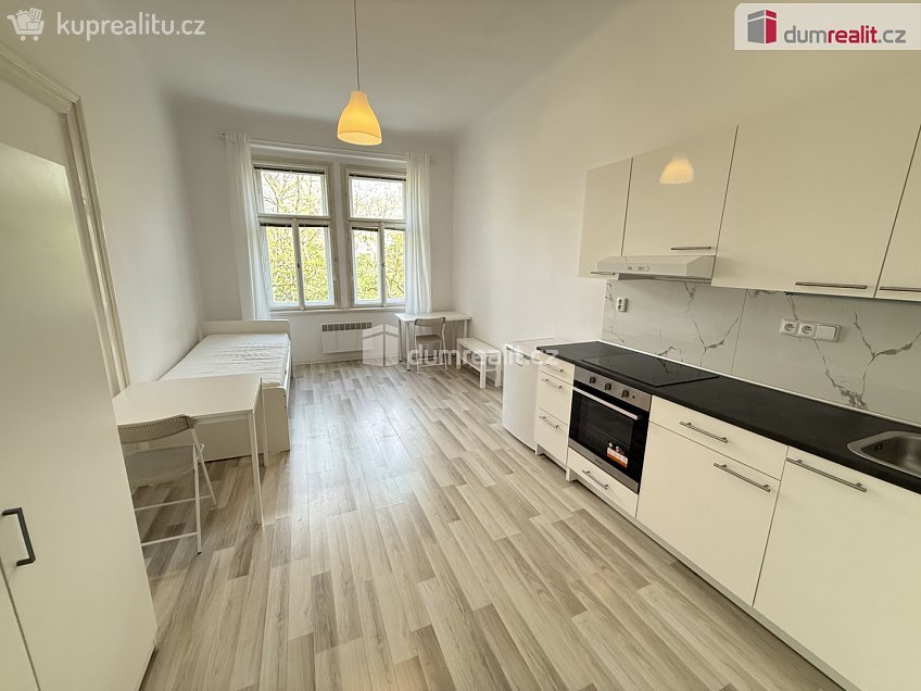 Pronájem bytu 1+kk 28 m^2 Na Skalce, Praha 5 