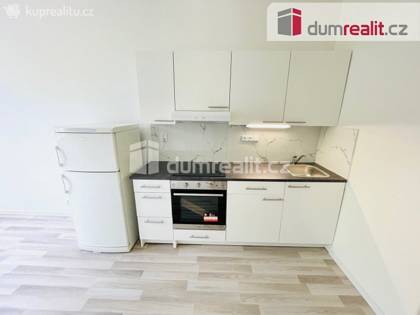 Pronájem bytu 1+kk 28 m^2 Na Skalce, Praha 5 