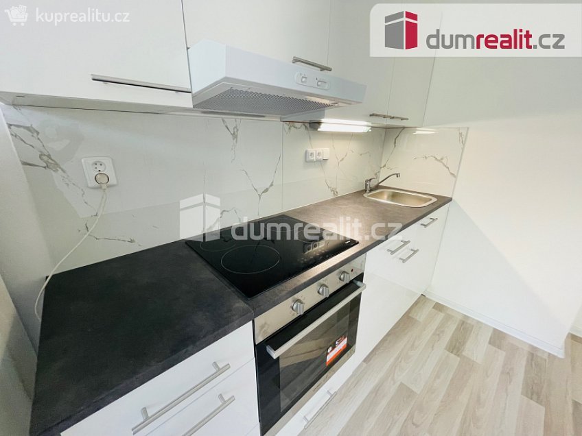 Pronájem bytu 1+kk 28 m^2 Na Skalce, Praha 5 