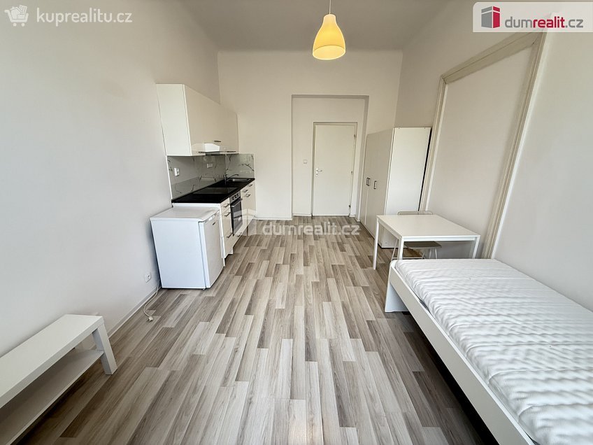 Pronájem bytu 1+kk 28 m^2 Na Skalce, Praha 5 