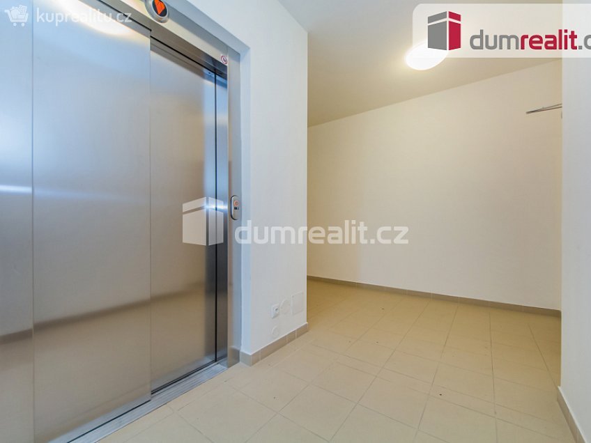 Pronájem bytu 1+kk 44 m^2 Bermanova, Praha-Čakovice 