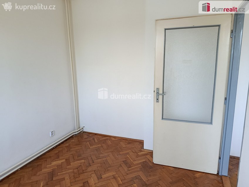 Pronájem bytu 4+1 73 m^2 V Zahradě, Zbuzany 