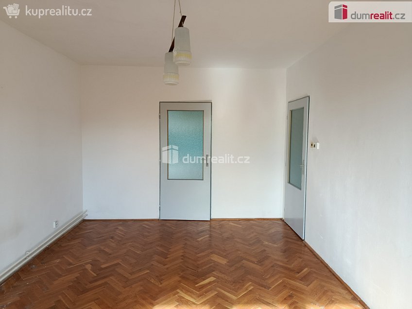 Pronájem bytu 4+1 73 m^2 V Zahradě, Zbuzany 