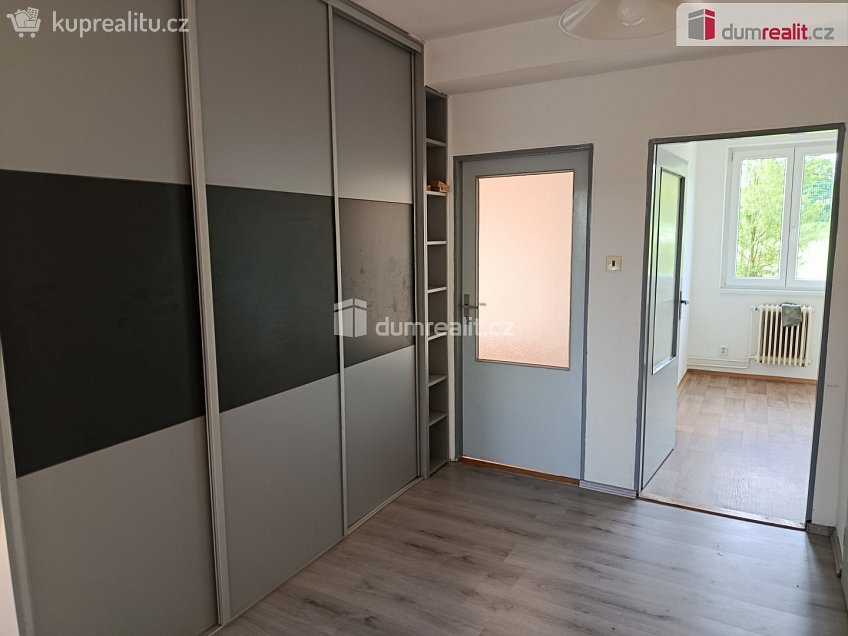Pronájem bytu 4+1 73 m^2 V Zahradě, Zbuzany 