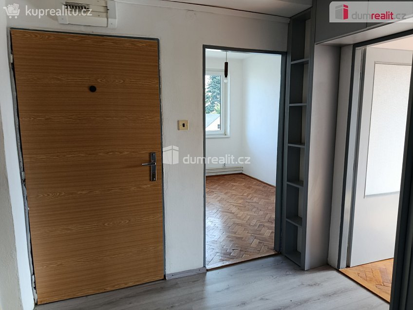 Pronájem bytu 4+1 73 m^2 V Zahradě, Zbuzany 
