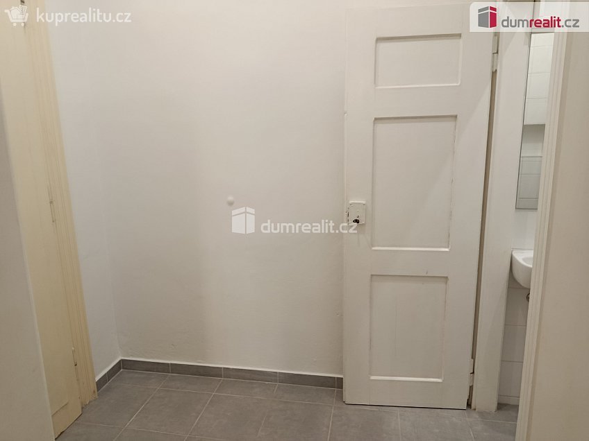Pronájem bytu 1+kk 22 m^2 Na spojce, Praha 10 
