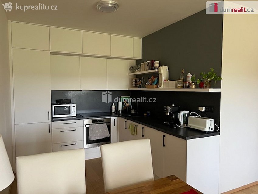 Pronájem bytu 2+kk 61 m^2 Vrátnická, Praha 12 