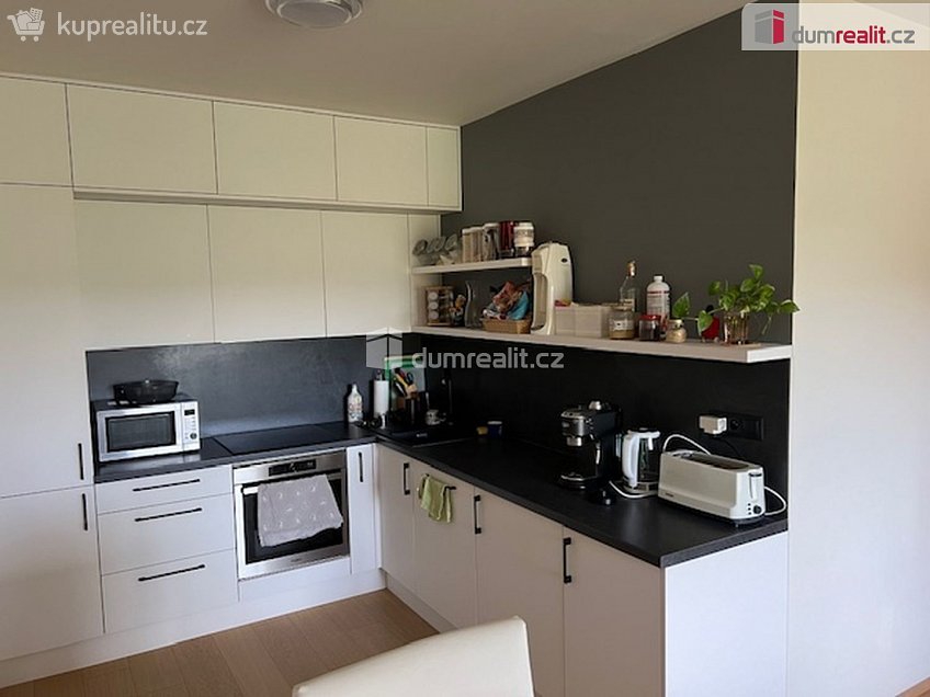 Pronájem bytu 2+kk 61 m^2 Vrátnická, Praha 12 