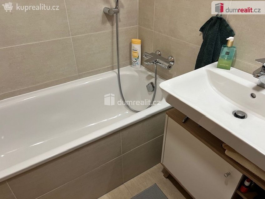 Pronájem bytu 2+kk 61 m^2 Vrátnická, Praha 12 