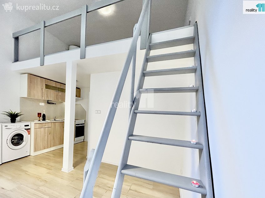 Prodej bytu 1+kk 31 m^2 Drnovská, Praha 6 