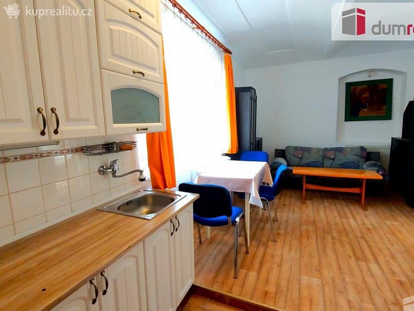 Pronájem bytu 2+kk 45 m^2 5. května, Mochov 