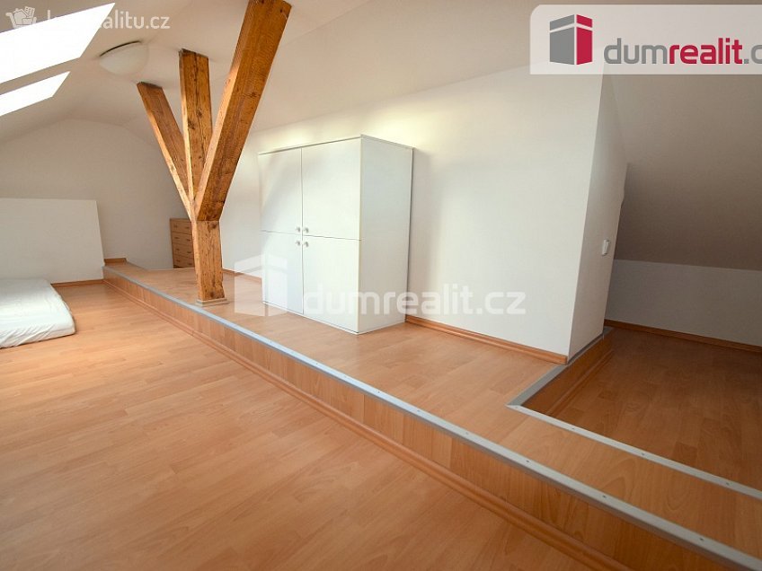 Pronájem bytu 2+kk 40 m^2 Nad Palatou, Praha 5 