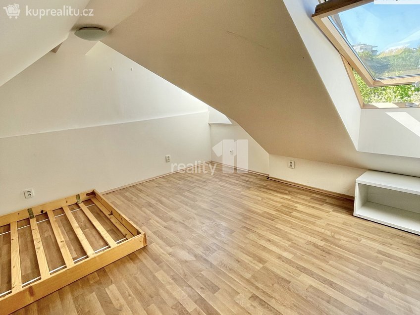 Pronájem bytu 3+kk 65 m^2 Českobrodská, Praha 9 