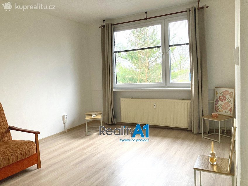 Pronájem bytu 2+kk 35 m^2 Jižní, Stráž pod Ralskem 