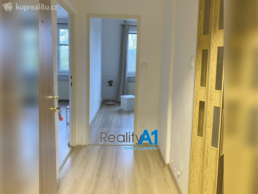 Pronájem bytu 2+kk 35 m^2 Jižní, Stráž pod Ralskem 