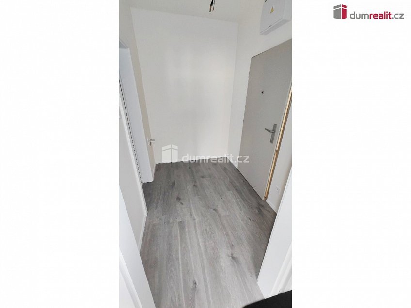Pronájem bytu 1+kk 30 m^2 Nad Kolčavkou, Praha 9 