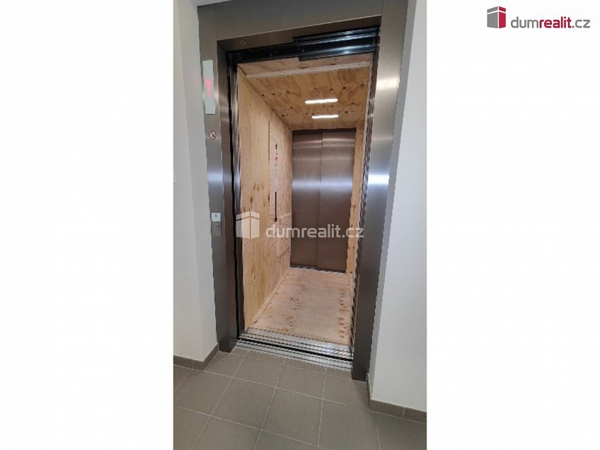 Pronájem bytu 1+kk 30 m^2 Nad Kolčavkou, Praha 9 