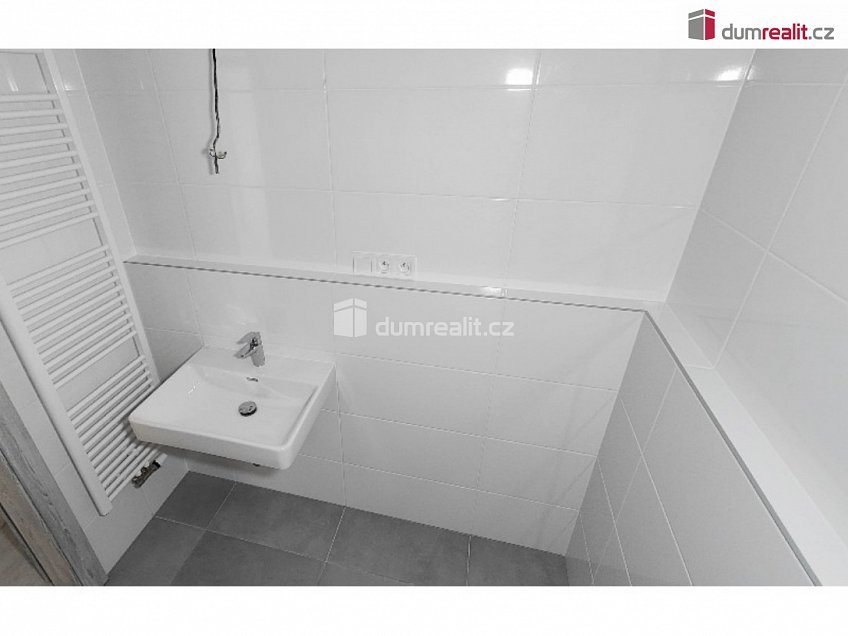 Pronájem bytu 1+kk 30 m^2 Nad Kolčavkou, Praha 9 