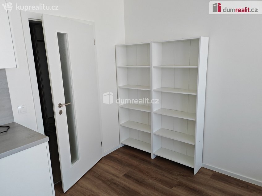 Pronájem bytu 1+kk 34 m^2 Kolbenova, Praha 14 