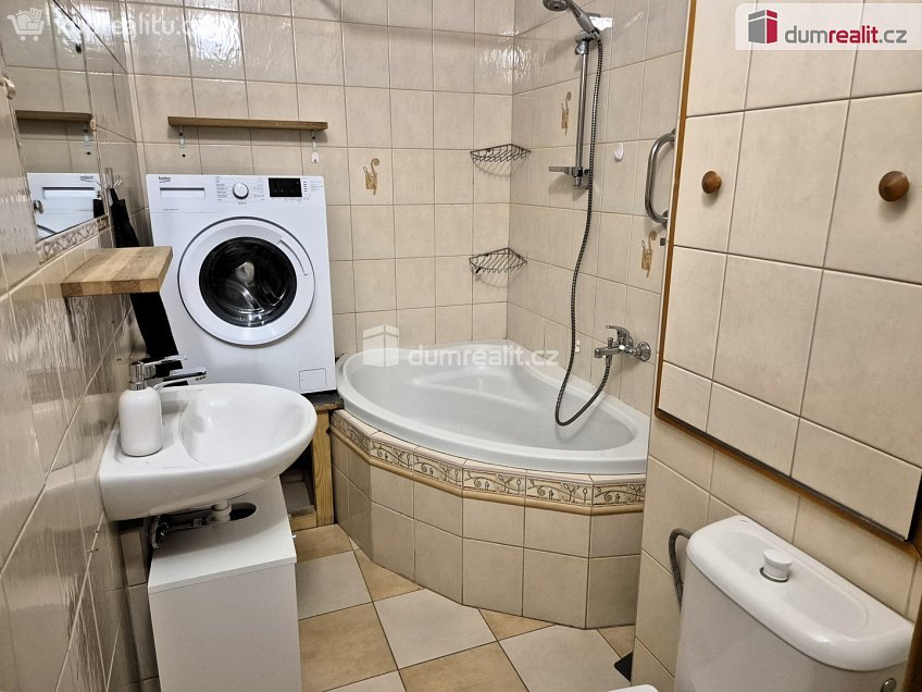 Pronájem bytu 2+1 57 m^2 Sídliště Plešivec, Český Krumlov 
