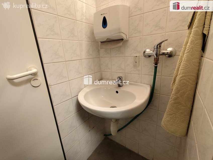 Pronájem  obchodních prostor 106 m^2 Klicperova, Chlumec nad Cidlinou 