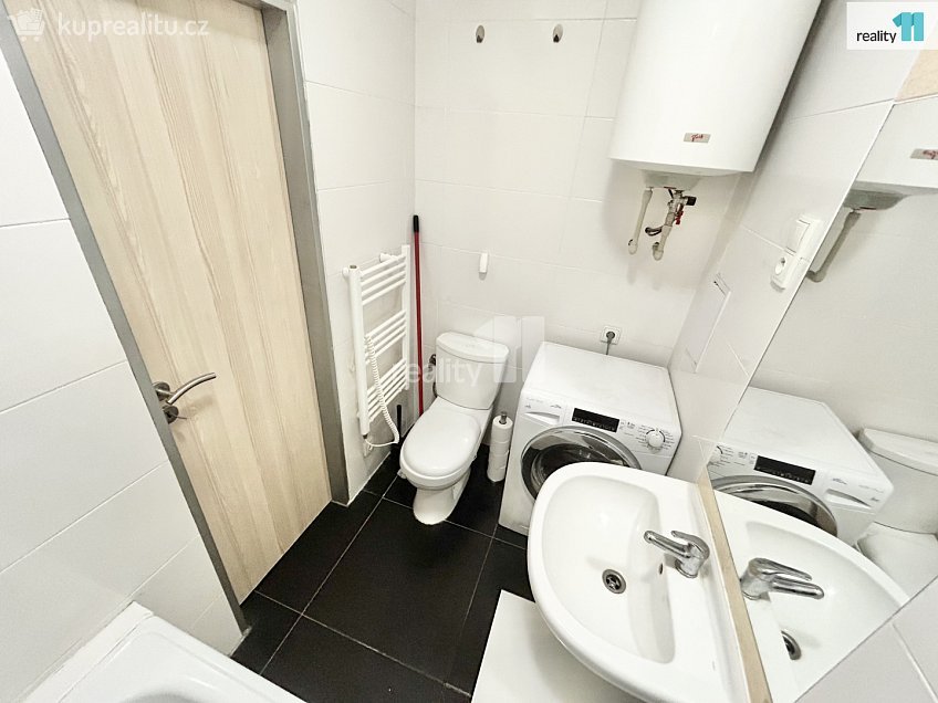 Pronájem bytu 1+kk 24 m^2 Českobrodská, Praha 9 