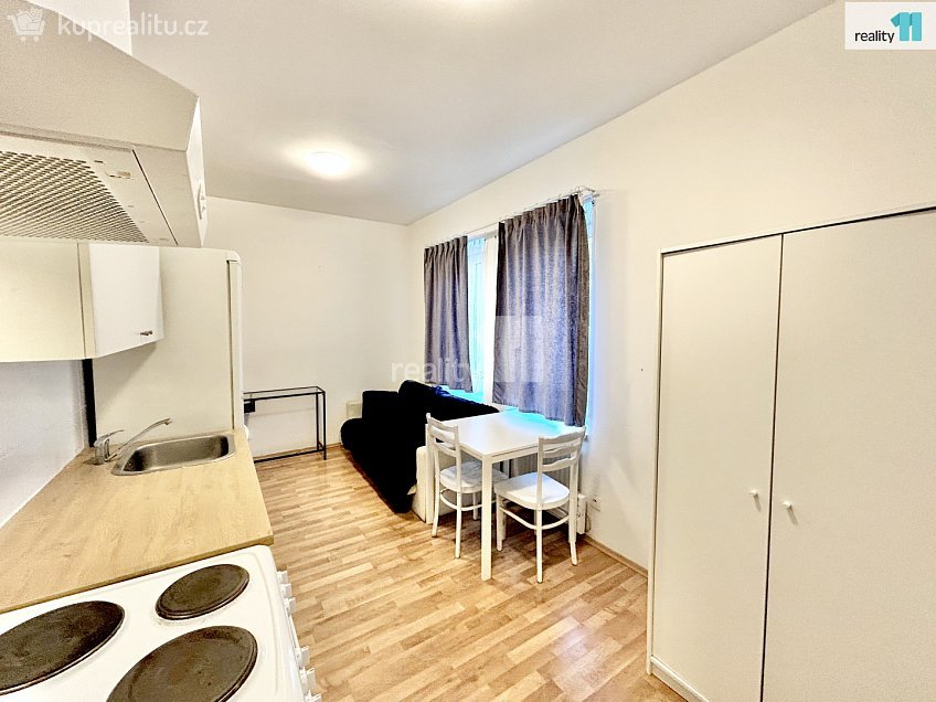 Pronájem bytu 1+kk 24 m^2 Českobrodská, Praha 9 