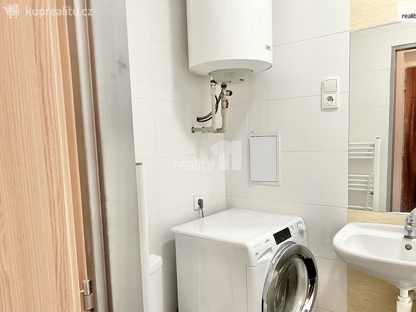 Pronájem bytu 1+kk 24 m^2 Českobrodská, Praha 9 