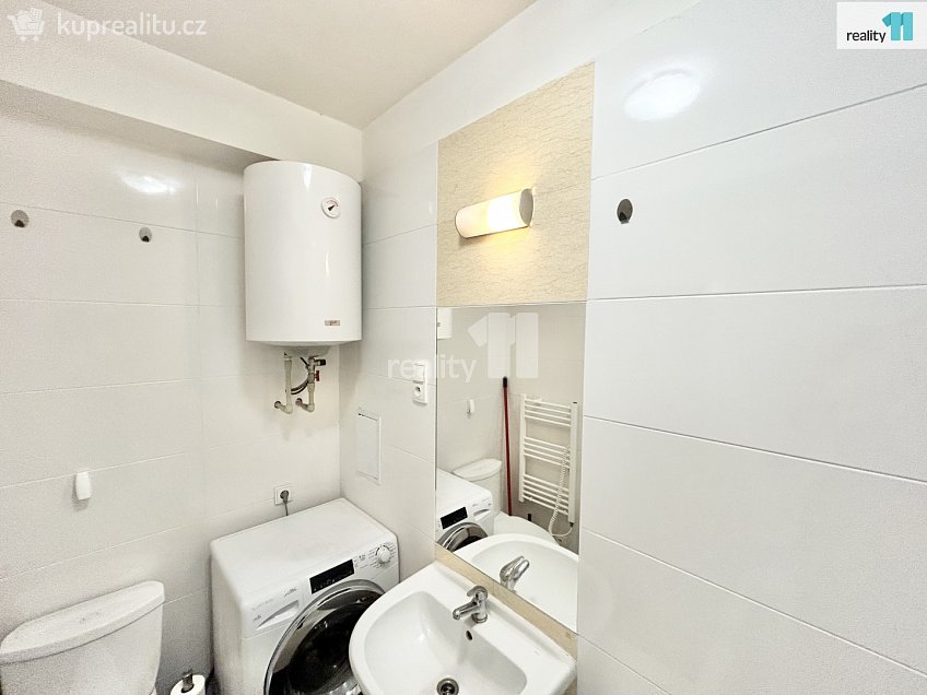 Pronájem bytu 1+kk 24 m^2 Českobrodská, Praha 9 