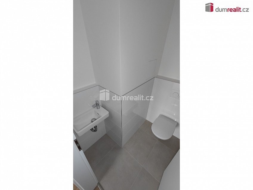 Pronájem bytu 3+kk 82 m^2 Nad Kolčavkou, Praha 9 