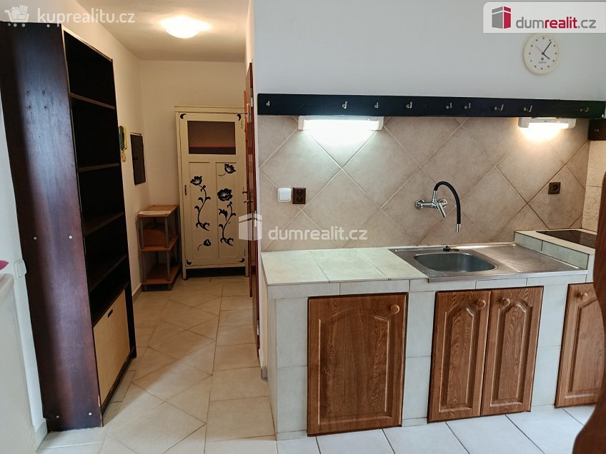 Pronájem bytu 2+kk 48 m^2 V slavětíně, Praha 20 