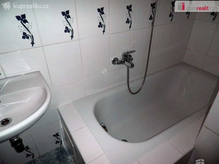 Pronájem bytu 2+kk 48 m^2 V slavětíně, Praha 20 