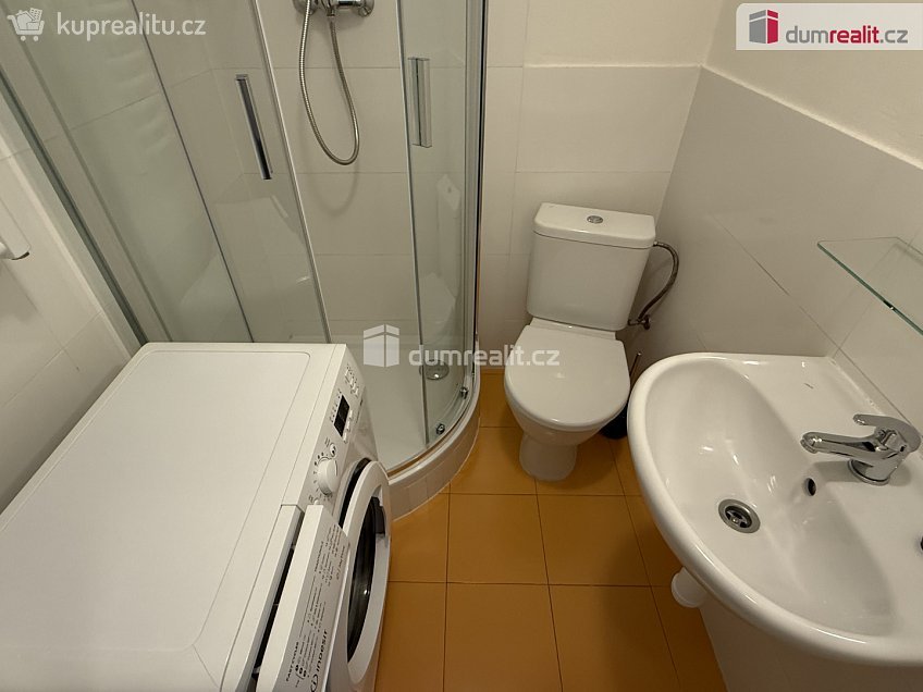 Pronájem bytu 1+kk 28 m^2 Na Skalce, Praha 5 