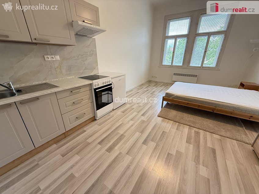 Pronájem bytu 1+kk 28 m^2 Na Skalce, Praha 5 