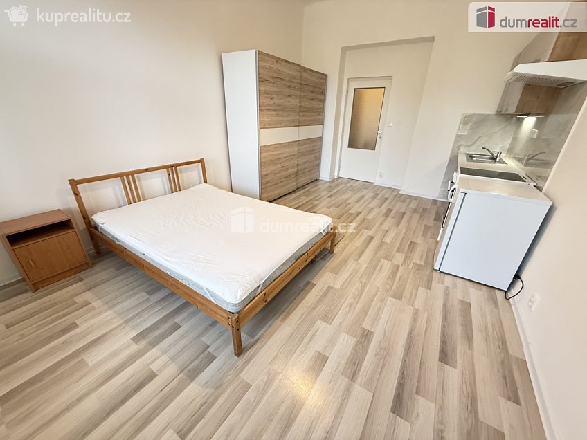Pronájem bytu 1+kk 28 m^2 Na Skalce, Praha 5 
