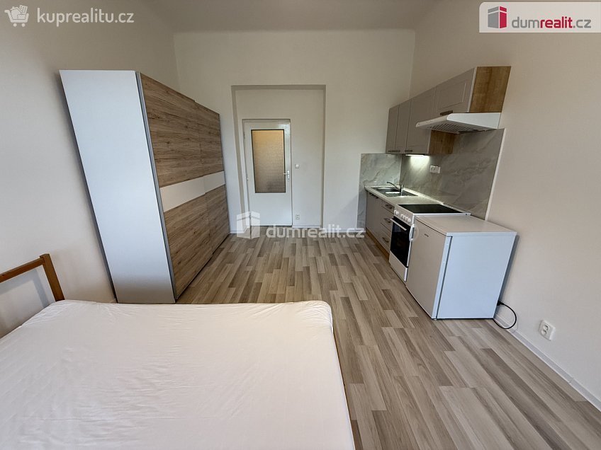 Pronájem bytu 1+kk 28 m^2 Na Skalce, Praha 5 