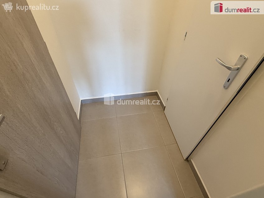 Pronájem bytu 1+kk 28 m^2 Na Skalce, Praha 5 
