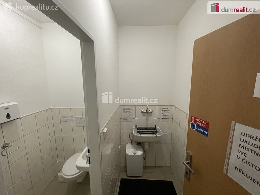 Pronájem  obchodních prostor 25 m^2 náměstí Jana Zajíce, Vítkov 