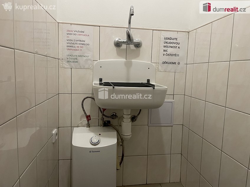 Pronájem  obchodních prostor 25 m^2 náměstí Jana Zajíce, Vítkov 