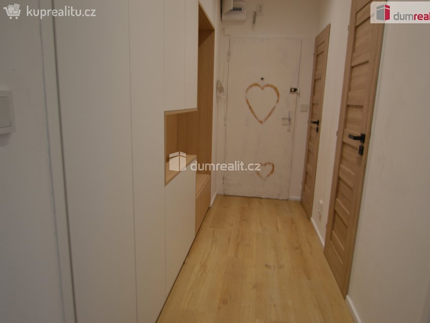 Pronájem bytu 2+1 55 m^2 Klostermannova, Praha 12 