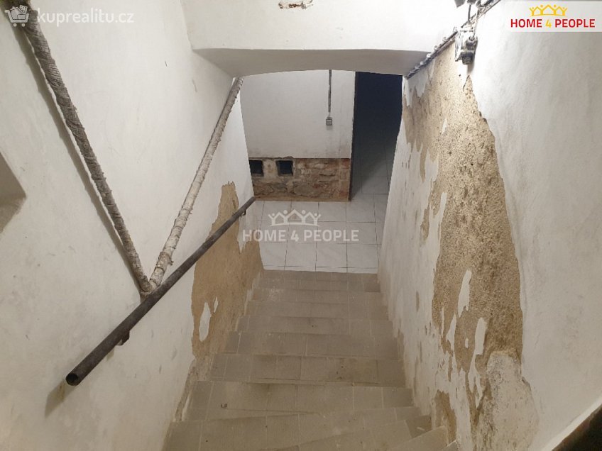 Pronájem  obchodních prostor 98 m^2 Malé náměstí, Benešov 