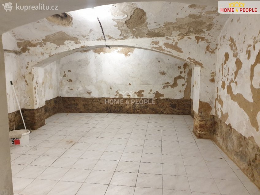 Pronájem  obchodních prostor 98 m^2 Malé náměstí, Benešov 