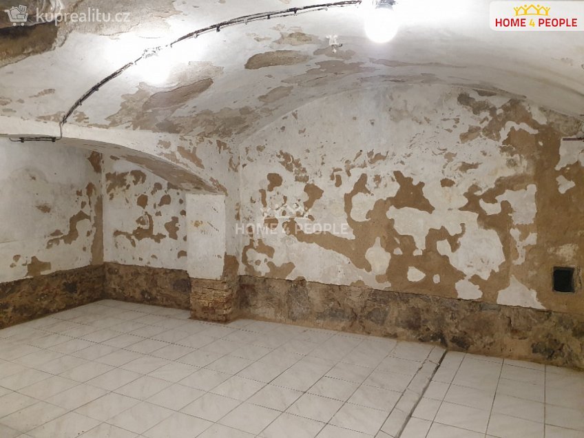 Pronájem  obchodních prostor 98 m^2 Malé náměstí, Benešov 
