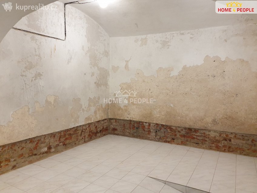 Pronájem  obchodních prostor 98 m^2 Malé náměstí, Benešov 