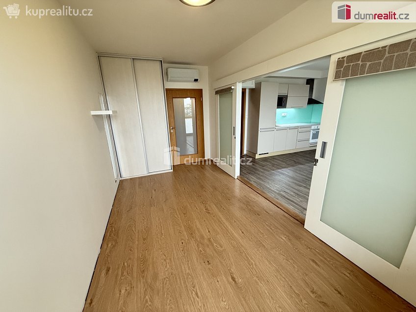 Pronájem bytu 3+kk 70 m^2 Březenská, Praha 8 